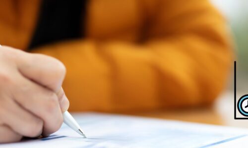 Estudiante resolviendo una pregunta abierta del examen ICFES Saber 11, con niveles de evaluación que representan comprensión, respuesta parcial y respuesta incorrecta.