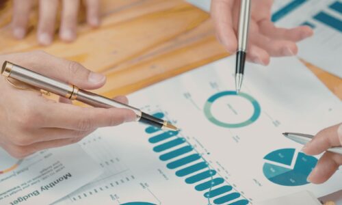 Docentes analizando resultados de evaluación educativa para el aseguramiento del aprendizaje