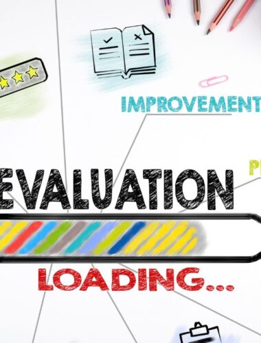 Breve historia del por qué evaluamos en la escuela y algunas ideas del cómo deberíamos evaluar en la era de la IA